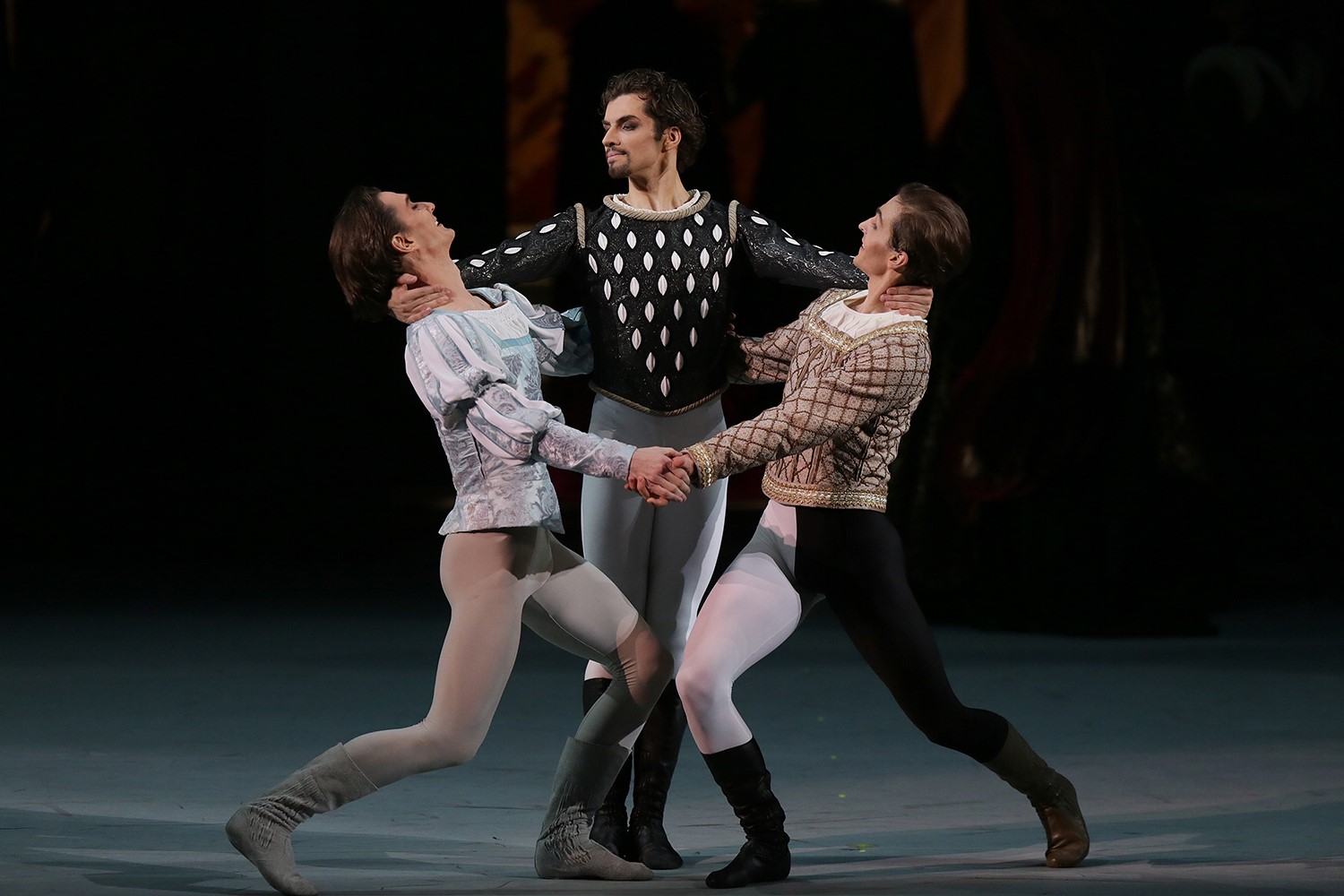 Władisław Łantratow (Romeo), Igor Cwirko (Merkucjo), Dmitrij Dorochow (Benwolio). Zdięcie: Damir Jusupow/ Teatr Bolszoj